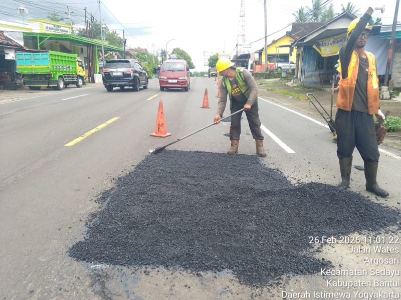 TAMBAL SULAM: Jalan berlubang di Padukuhan Pedusan, Argosari, Sedayu yang telah diperbaiki oleh petugas pada Kamis (26/2).