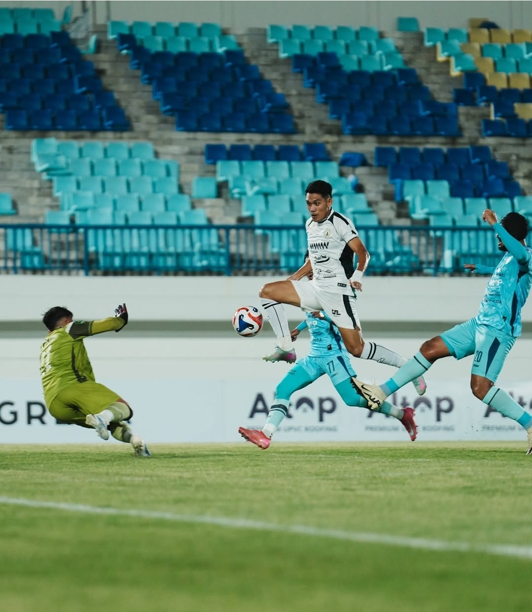 Striker PSS Sleman Irvan Mofu saat bertarung dengan pemain Persela Lamongan 