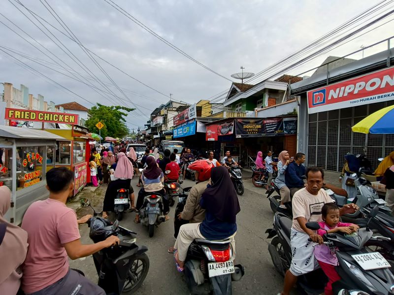 NUANSA RAMADAN : Suasana sore di Pasar Sruni ramai dipadati masyarakat. Mereka datang untuk berburu takjil sebagai pelengkap menu berbuka puasa.
