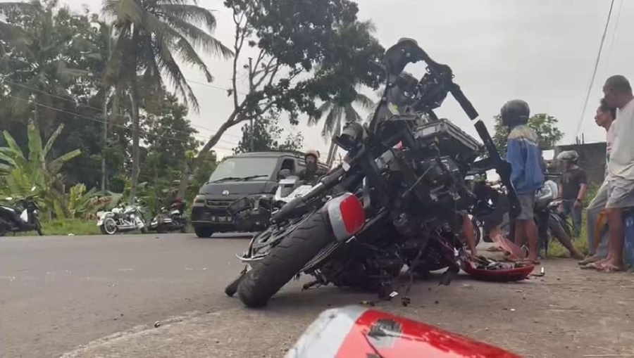 RUSAK: Bangkai motor gede yang masih berada di bahu jalan.