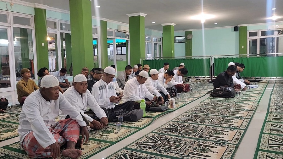 KHUSYUK:&nbsp;Para peserta program pesantren duafa saat mengikuti kegiatan spiritual di Masjid Pangeran Diponegoro Balai Kota Jogja beberapa waktu lalu.