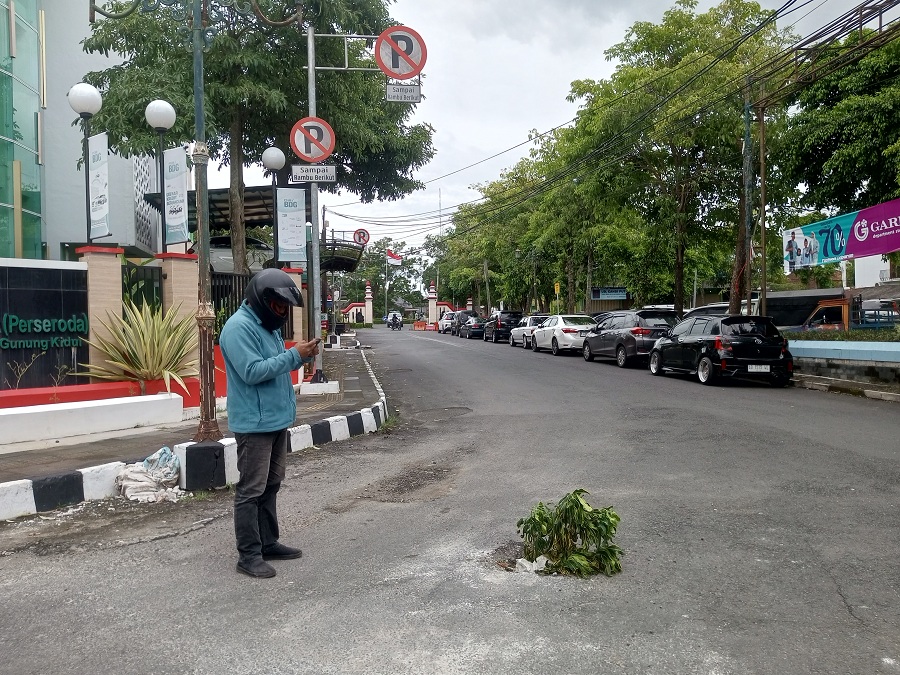 ILEGAL: Lokasi salah satu lubang galian pengeboran tanpa izin di Wonosari Jumat (28/2/2026) dini hari. Kini Polres Gunungkidul mulai melakukan penyelidikan.