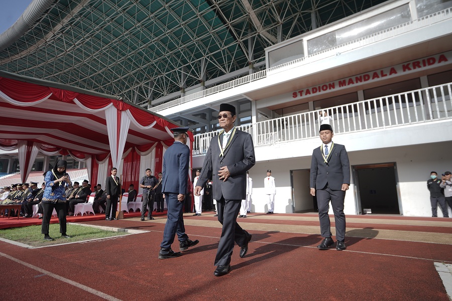 Gunernur DIJ Hamengku Buwono (HB) X saat upacara Hari Penegakan Kedaulatan Negara (HPKN) 2026 di Stadion Mandala Krida, Jogja, Minggu (1/3/2026).