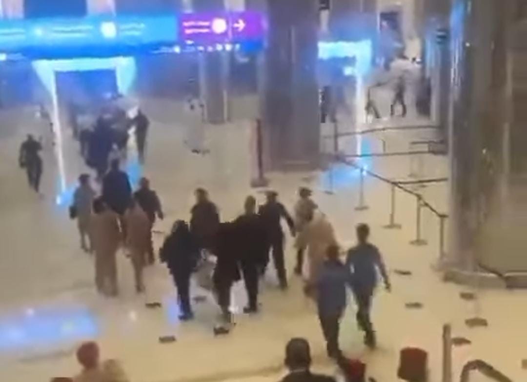 Evakuasi dilakukan usai Dubai International Airport terkena bom diduga dari drone Iran. 