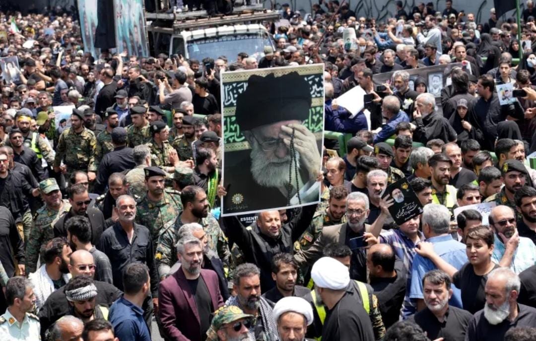 Ribuan warga Iran berduka cita, menggelar demonstrasi massal sambil mengangkat poster besar Ayatollah Khamenei. Suasana berkabung nasional 40 hari terlihat jelas di jalanan Teheran.
