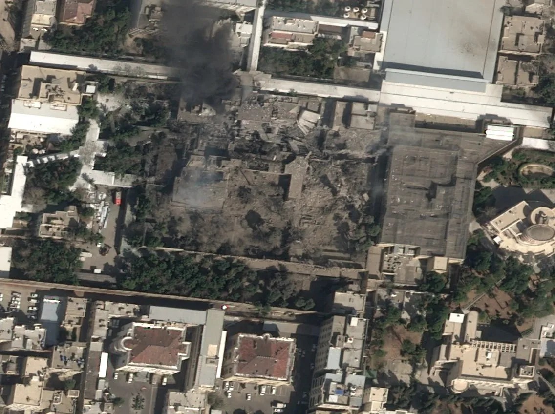 Citra satelit menunjukkan kehancuran total di kompleks kediaman Ayatollah Ali Khamenei di Teheran setelah serangan udara AS-Israel. Asap hitam masih mengepul dari reruntuhan bangunan utama.
