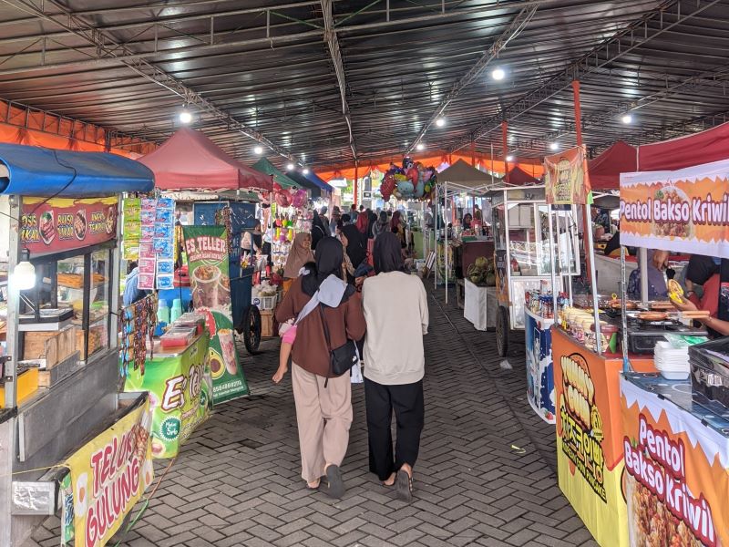RAMAI: Para pengunjung dari berbagai daerah memadati Kampung Ramadan di halaman MAJT An-Nuur Kabupaten Magelang, Minggu (1/3).