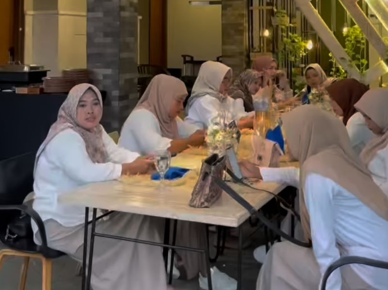 BERBAUR: Sejumlah pegawai SPPG Gondangsari, Pakis saat melakukan buka bersama di sebuah hotel di Kota Magelang, beberapa waktu lalu.