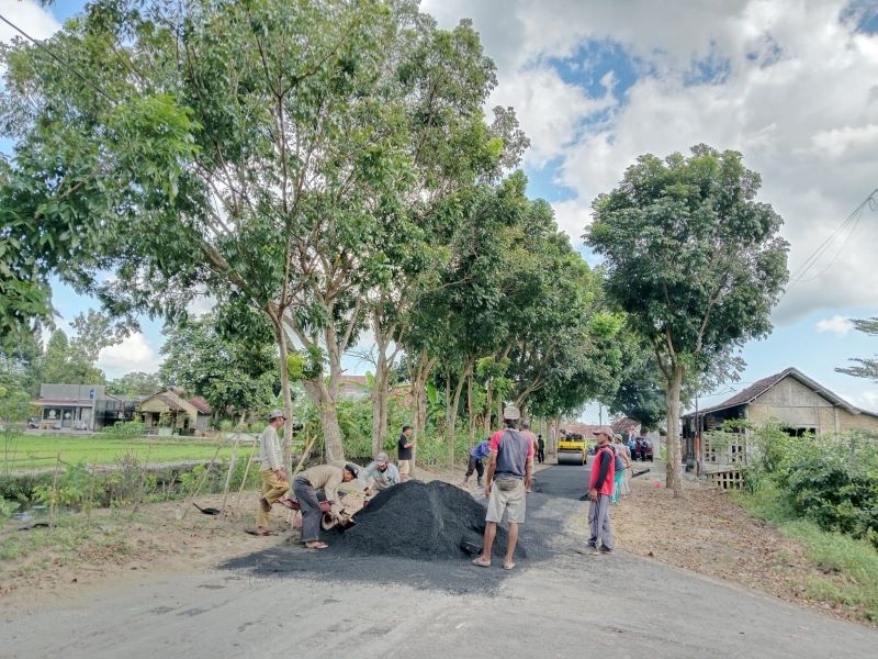 SAMBUT LEBARAN: Perbaikan jalan yang rutin dilakukan untuk menyambut pemudik saat Idul Fitri.