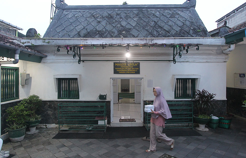 SEMUA DARI BATU: Masjid Sela yang berlokasi di Panembahan RT 41 RW 11, Kelurahan Panembahan, Kemantren Kraton, Jogja.