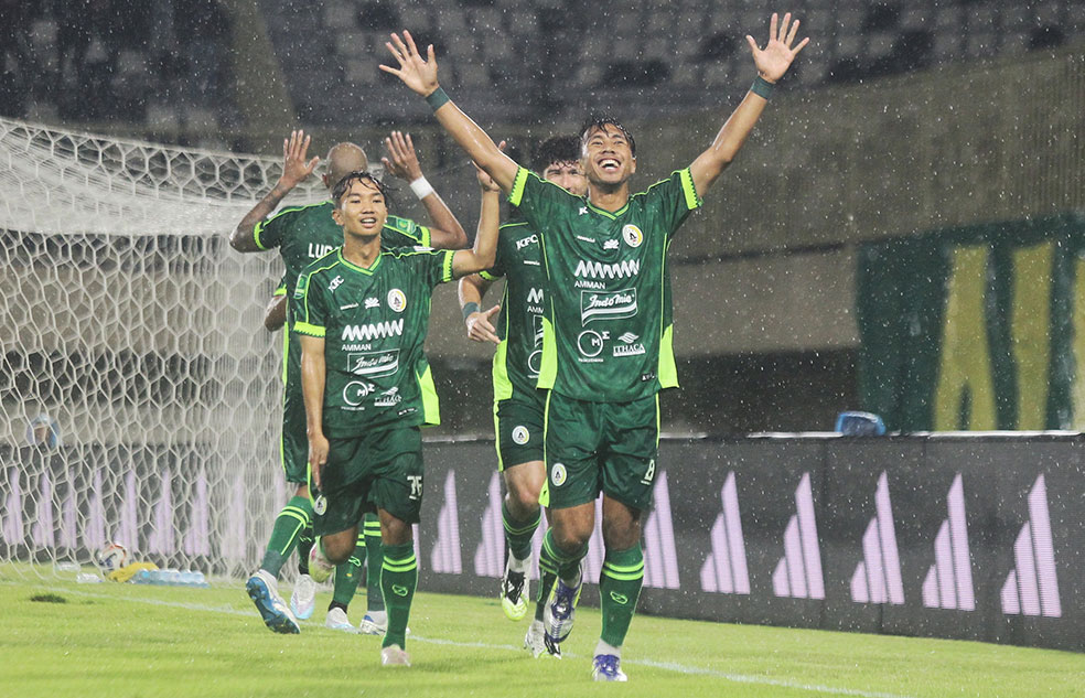 SELEBRASI: Gelandang PSS Sleman Arda Alfareza usai mencetak gol ke gawang Persipura di MagIS, Sabtu (21/2) malam.