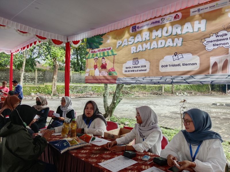 Pemerintah Kabupaten Sleman menyelenggarakan Pasar Murah Ramadan di Halaman Gedung Olahraga Tridadi, Senin (2/3)