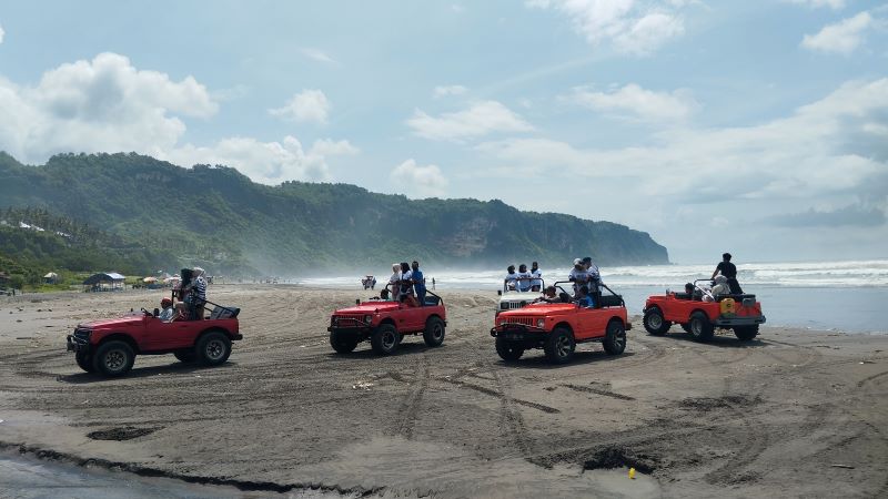 FAVORIT: Wisatawan sedang di kawasan Pantai Parangtritis, Bantul beberapa waktu lalu.