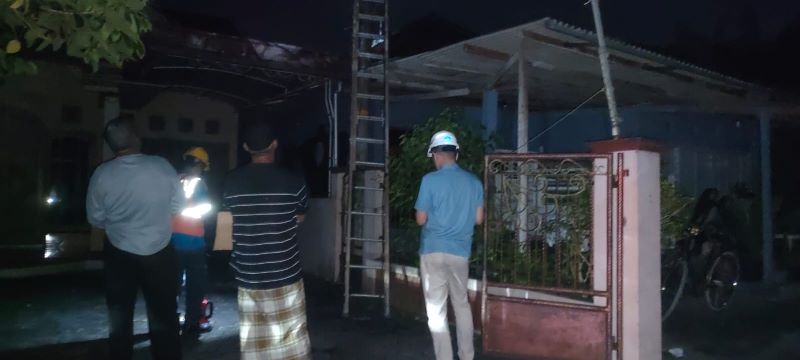 MENGECEK: Petugas terkait sedang mengecek lokasi jaringan listrik yang mengalami korsleting listrik Minggu (1/3)