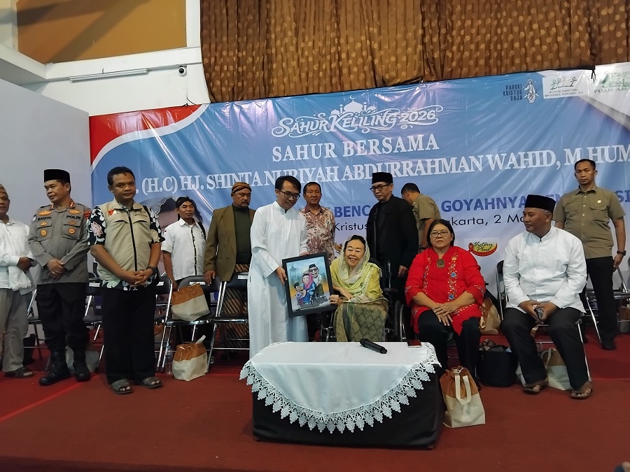AJAKAN BERTOLERANSI: &nbsp;Sinta Nuriyah Wahid saat menyampaikan tausyiah kebangsaan dalam acara sahur keliling di Gereja Katolik Paroki Kristus Raja, Baciro, Kota Jogja, Senin