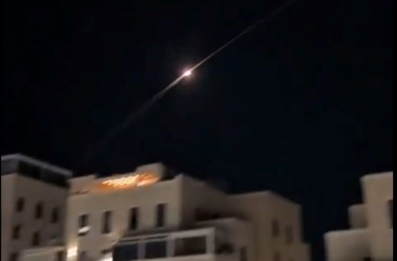 Cuplikan video iron dome Israel menangkis rudal yang berasal dari Iran.