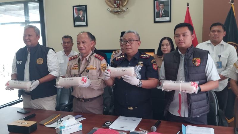 BARANG BUKTI: Kepala Balai Karantina Hewan, Ikan, dan Tumbuhan DIY menunjukkan hasil sitaan benur.