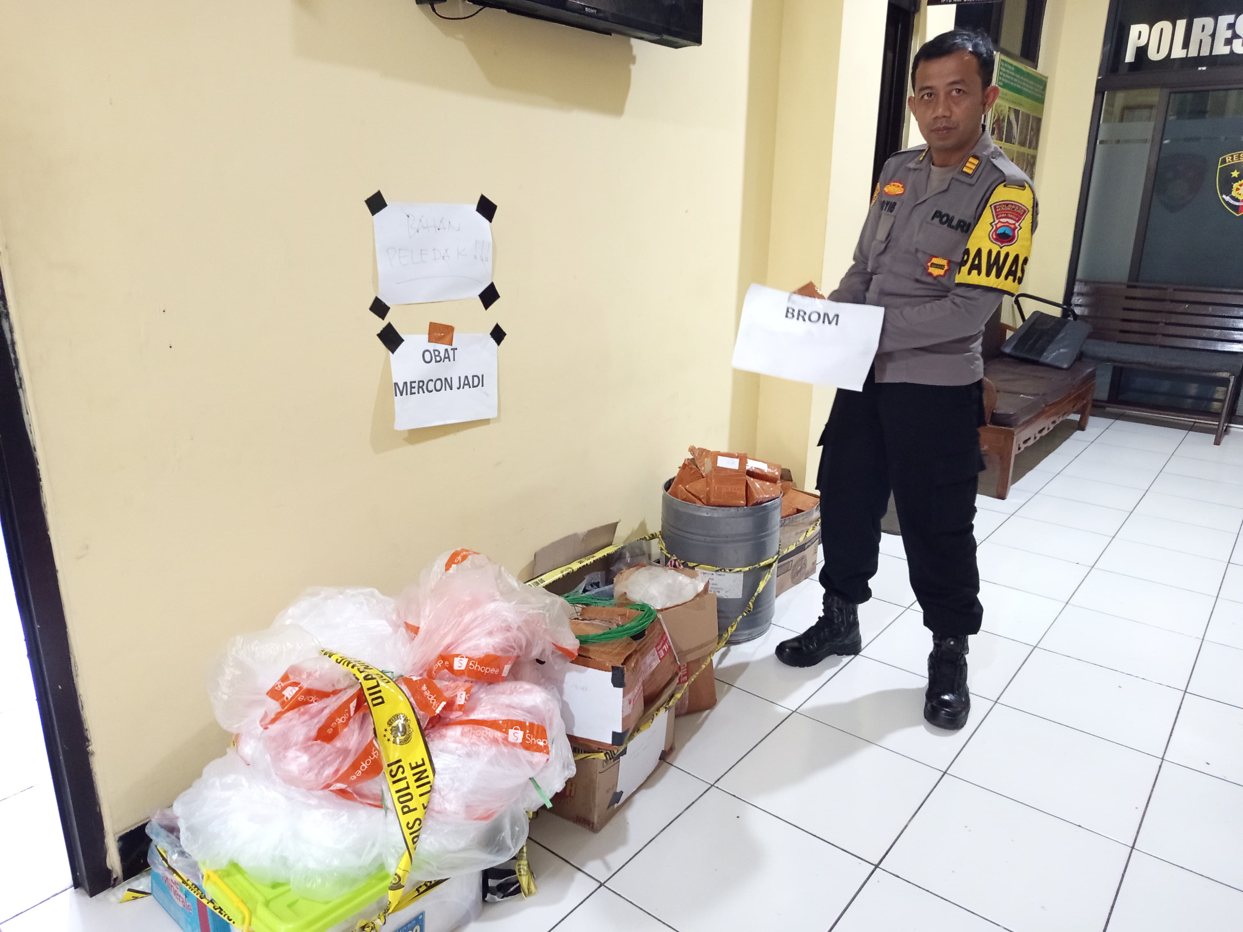 Polisi menyita bahan peledak maupun obat mercon siap pakai sebanyak 42 kg dari empat pelaku.  &nbsp;  Residivis Kembali Diringkus Bersama 42 Kg Obat Mercon  
