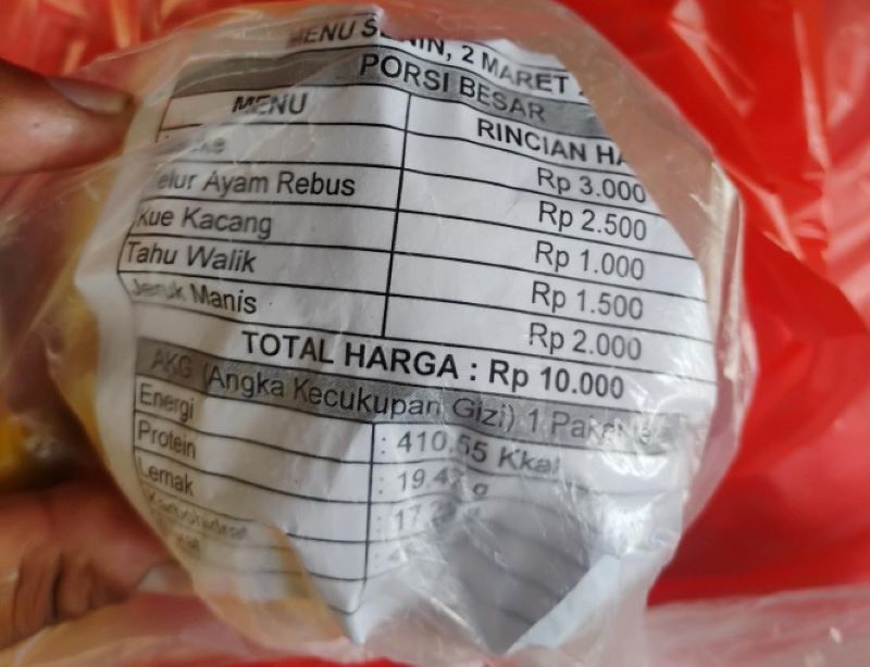 Menu MBG disertai keterangan harga dan kandungan gizi. (@merapi_uncover)