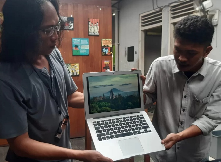 Fotografer Bambang Wirawan (kiri) menunjukkan karya fotonya yang diduga digunakan Hotel Tentrem tanpa izin di Kantor LBH Jogja, Kamis (30/1/2025).