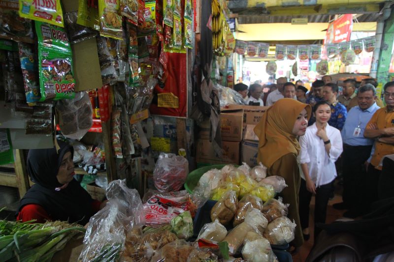 PENGAWASAN: Tim Pengendali Inflasi Daerah (TPID) DIY memantau stok dan harga kebutuhan pokok di Pasar Sleman Unit 1 Senin (2/3).