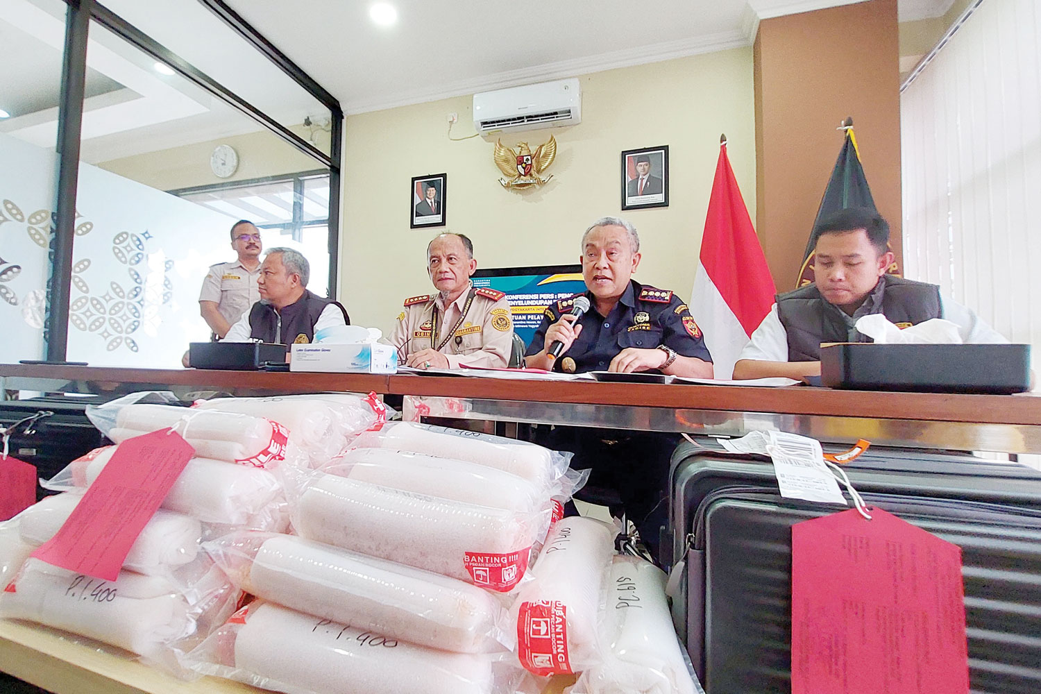 BARANG BUKTI: Kepala Balai Karantina Hewan, Ikan, dan Tumbuhan DIJ Hobir As'ari menunjukkan hasil sitaan puluhan ribu benur senilai Rp 1,3 miliar.