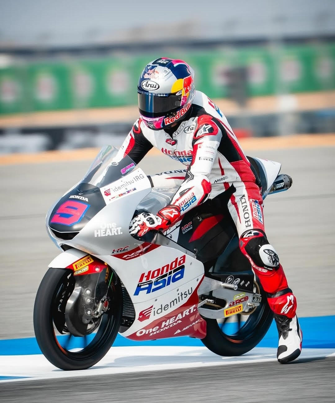 MEMBANGGAKAN: Veda Ega Pratama saat balapan di ajang Moto3 Thailand.&nbsp;&nbsp;
