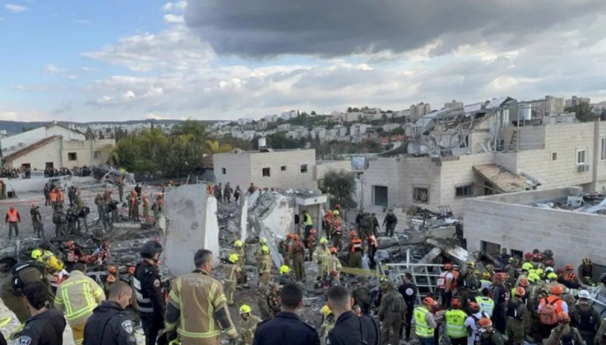 Sebuah rudal Iran menghantam kawasan permukiman di Beit Shemesh, barat Yerusalem, Israel (1/3/2026). (ANTARA/Xinhua/Gil Cohen Magen/am)