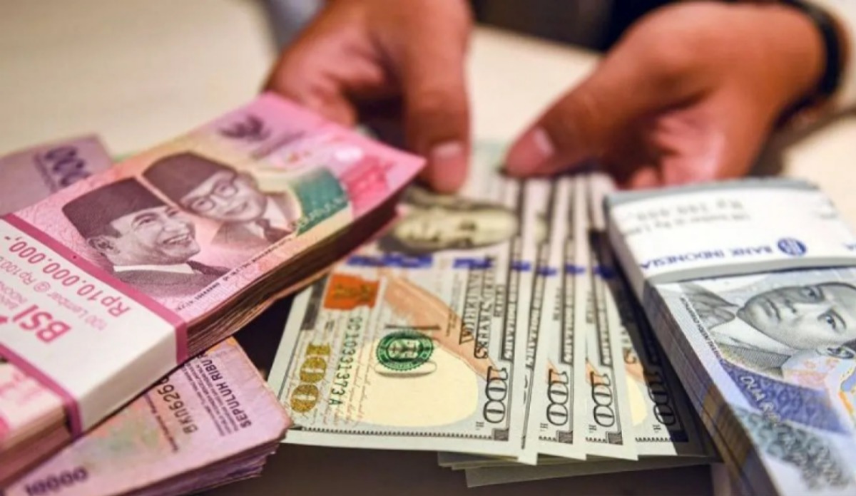 Ilustrasi Petugas menunjukan uang pecahan dolar AS dan rupiah (ANTARA FOTO/Muhammad Adimaja/Spt/am)