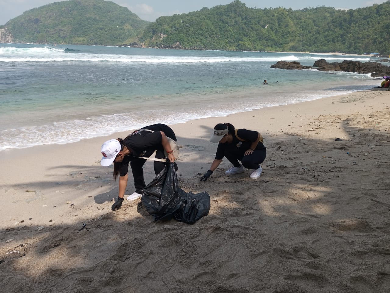 Ibu-ibu dari Kalurahan Jungwok Kapanewon Girisubo sedang melakukan bersih Pantai Wediombo.