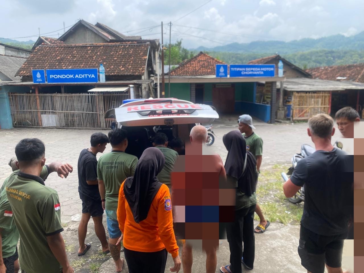 EVAKUASI: Petugas terkait sedang mengevakuasi korban ke ambulan untuk dibawa ke rumah sakit Senin (2/3)