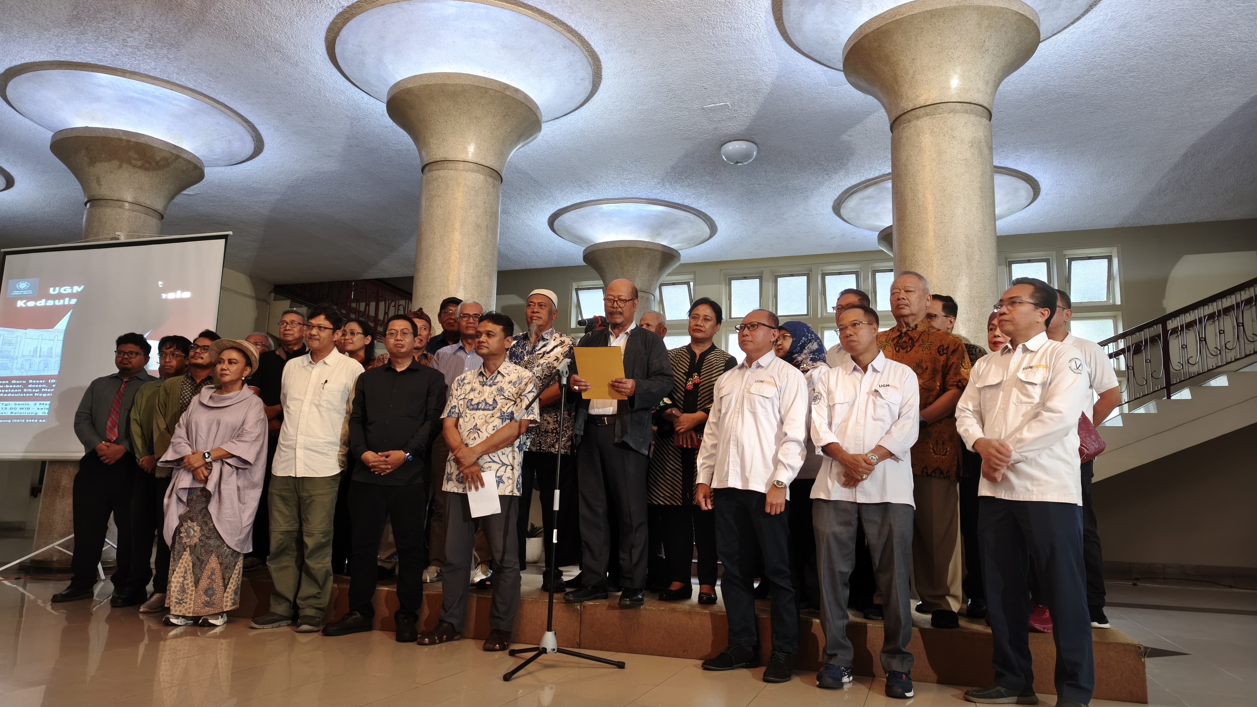 Sivitas Akademika UGM sampaikan pernyataan sikap di Balairung UGM, Senin (2/3).