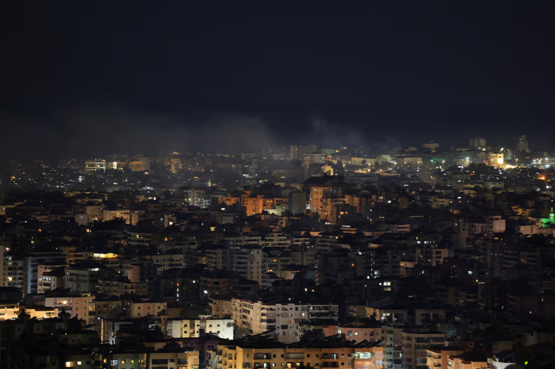 Asap membumbung di langit Beirut Lebanon usai diserang Israel (2 Maret 2026).