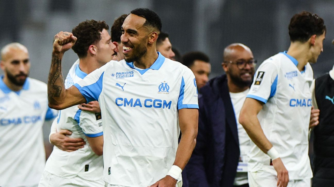 Pierre-Emerick Aubameyang cetak dua gol di menit akhir untuk membawa Marseille taklukkan Lyon di Ligue 1
