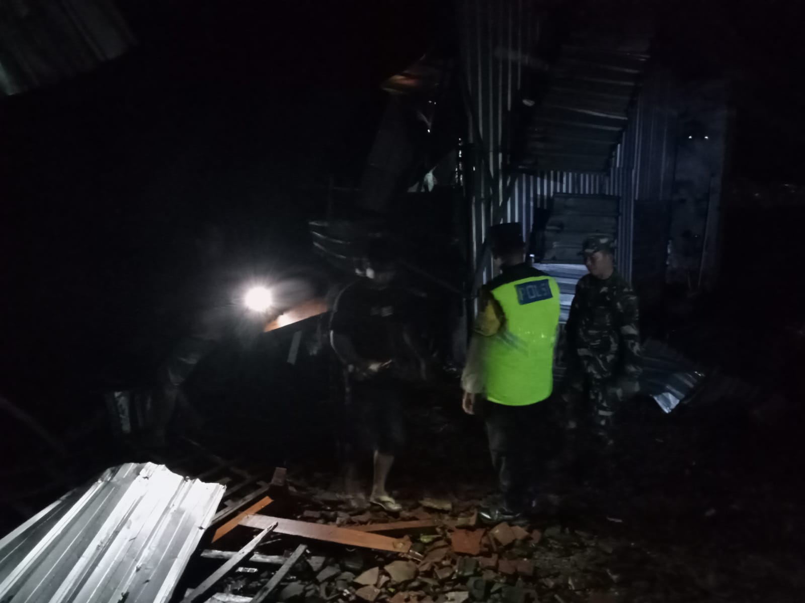 Hujan Angin di Kebumen Makan Korban: Bangunan Warung di Desa Tlogopragoto Tak Kuat Menahan Beban