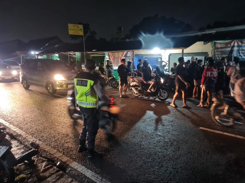 TKP: Polisi sedang mengamankan remaja yang terlibat keributan di Jalan Imogiri Barat, Timbulharjo, Sewon Senin (2/3) malam.  
