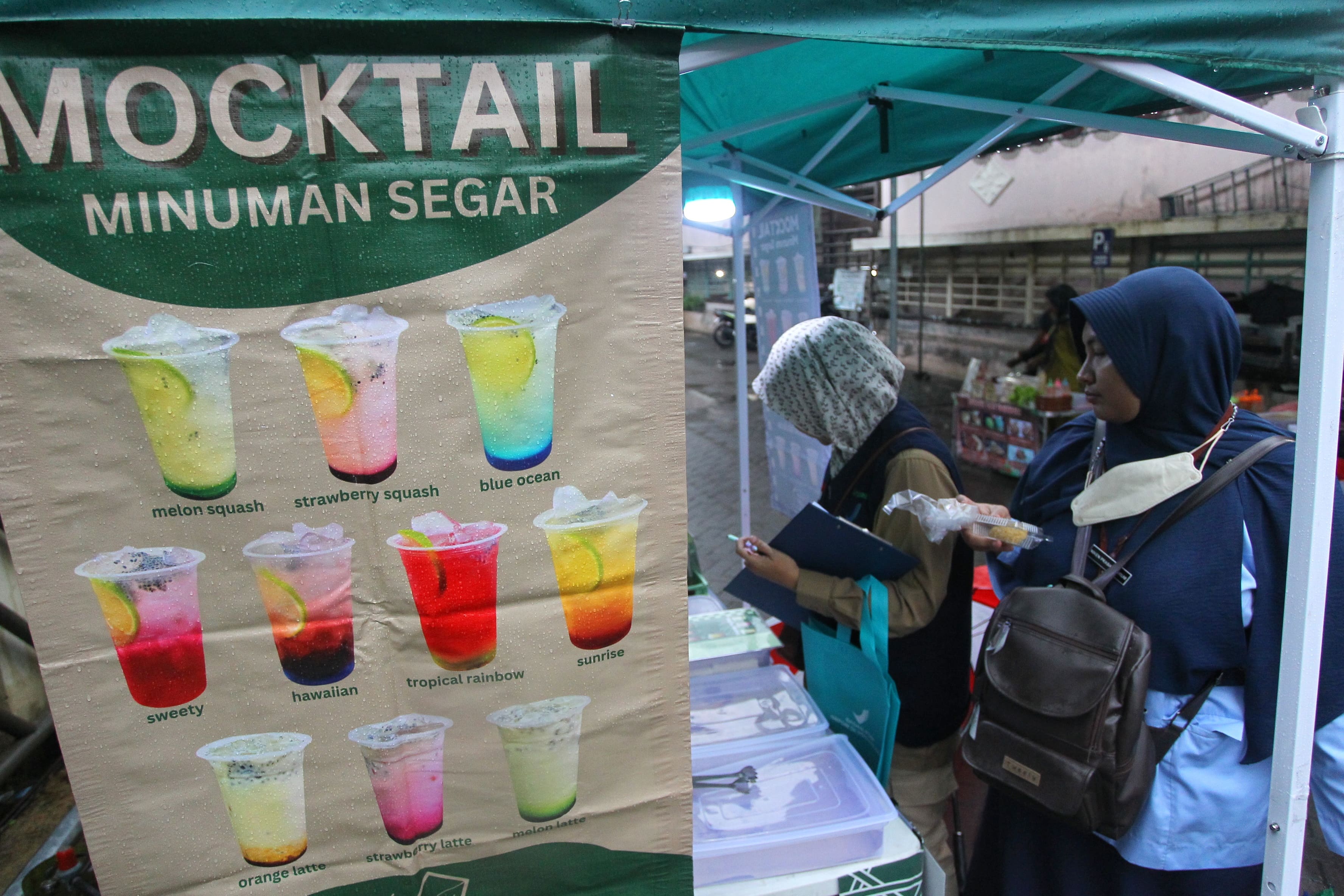 Meski Diguyur Hujan Deras, Petugas Gabungan Tetap Sidak Keamanan Takjil di Pasar Sleman