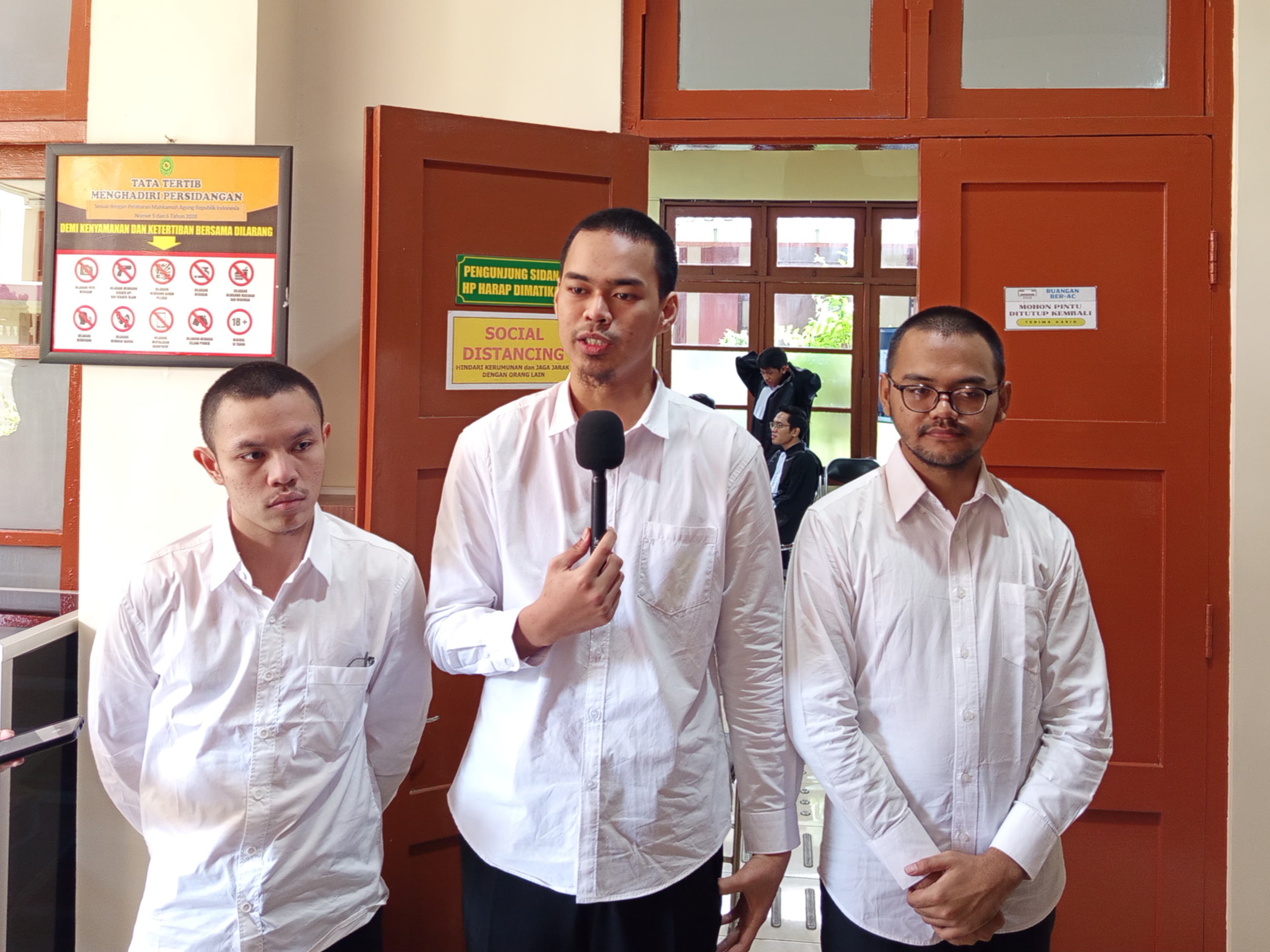 Tiga terdakwa menjalani sidang kedua di Pengadilan Negeri Magelang IB, Selasa (3/3).