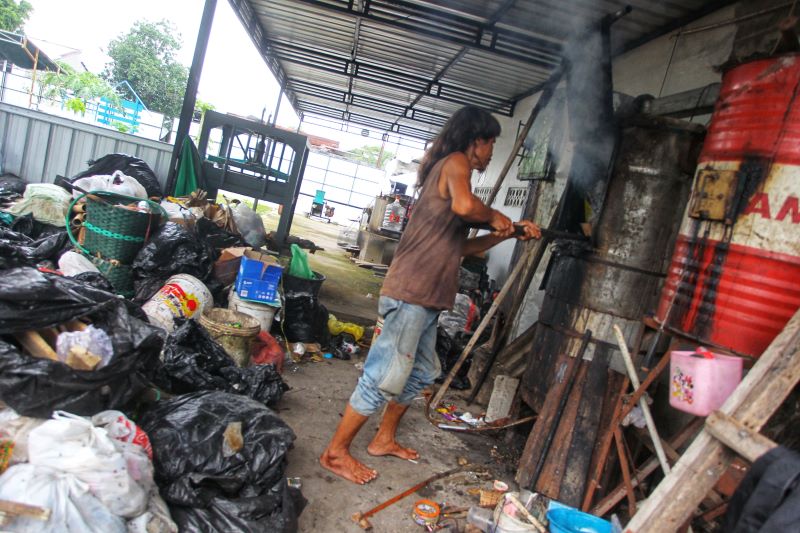 Pekerja mengolah sampah rumah tangga menggunakan mesin insinerator di Pusat Daur Ulang (PDU) Kelurahan Bumijo, Kemantren Jetis, Kota Jogja