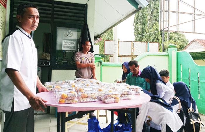Pengambilan MBG kering di MTsN 3 Sleman.