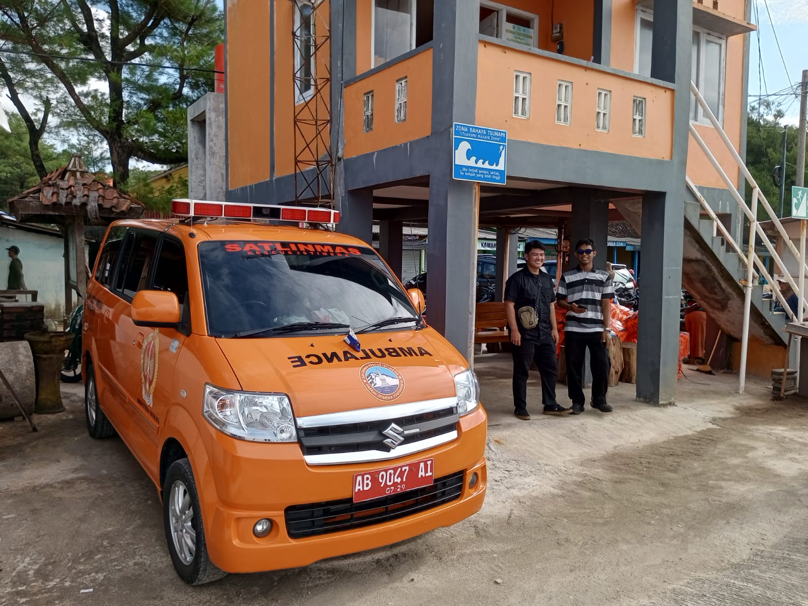 Pos Satlinmas Rescue Istimewa Wilayah II di Pantai Sepanjang