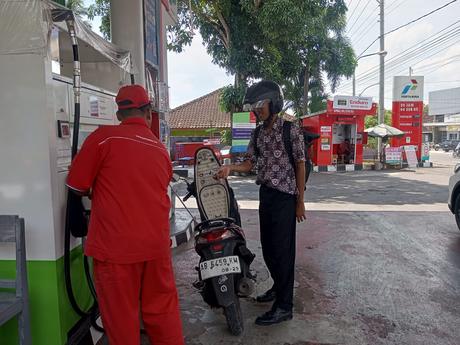 Warga Gunungkidul kidul sedang melakukan isi ulang BBM di salah satu POM Bensin di Kapanewon Wonosari pada Selasa sore (3/3)
