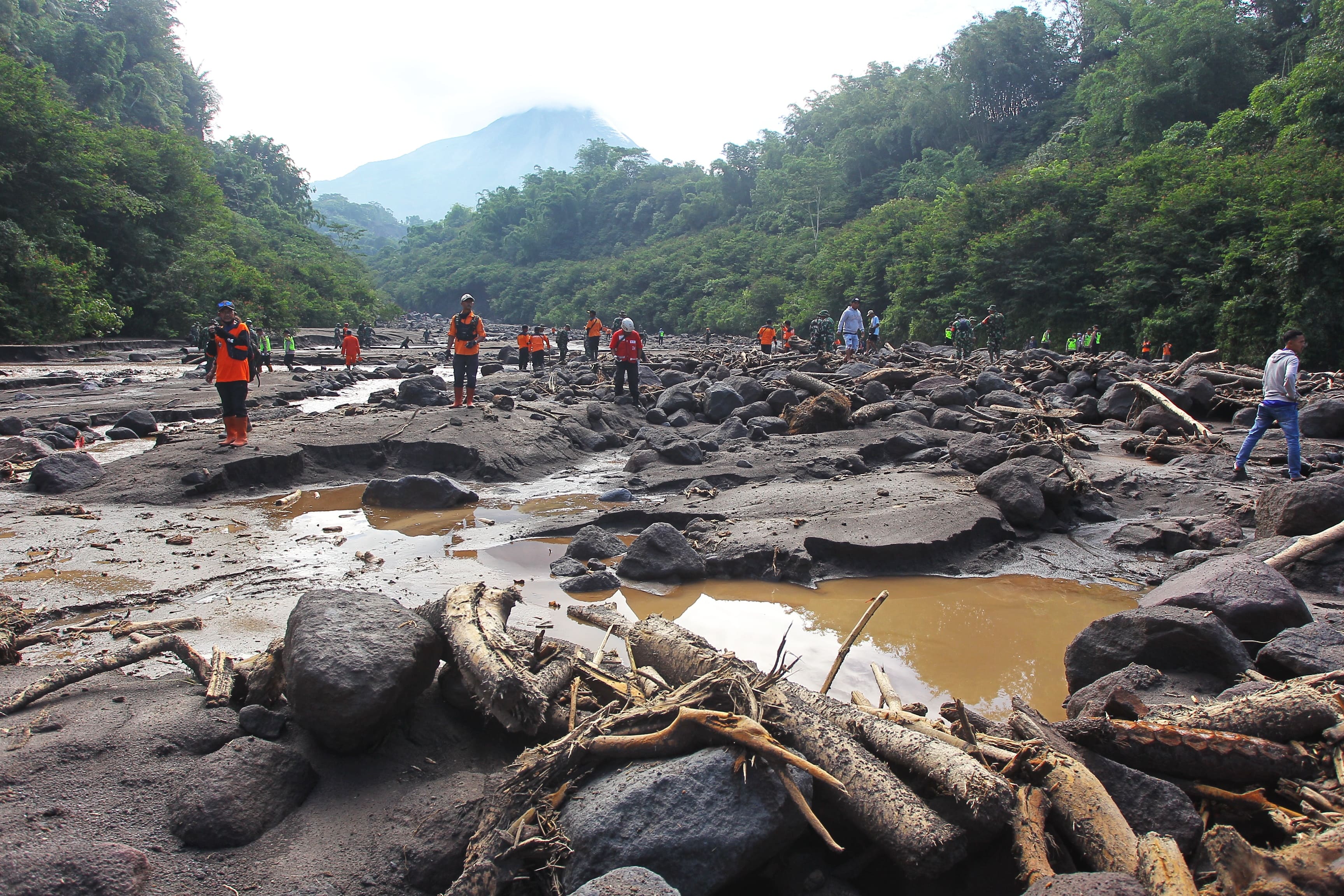 Dahsyatnya Lahar Merapi: Belasan Truk Terjebak, Alat Berat Tertimbun, dan Warung Warga Rata Tanah
