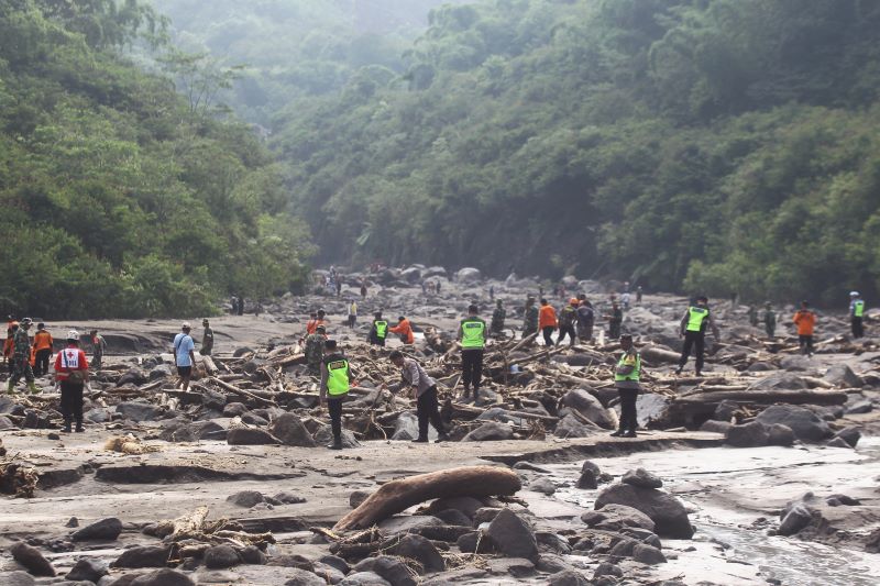 Pencarian korban setelah banjir lahar dingin di aliran sungai berhulu dari Gunung MerapiMagelang Rabu (4/3).