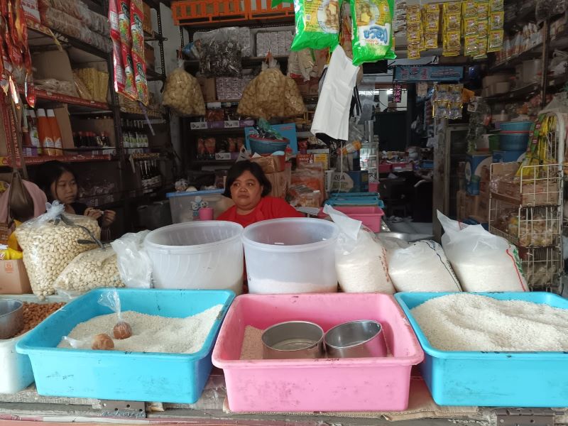 KOMODITAS: Pedagang beras di Pasar Tumenggungan, Kebumen menyediakan berbagai jenis beras untuk kebutuhan zakat fitrah.