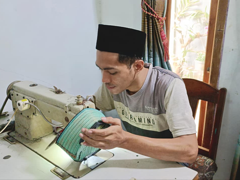 POTENSI LOKAL: Perajin peci asal Desa Bandung, Kebumen menerima banyak order dari berbagai daerah selama Ramadan.  