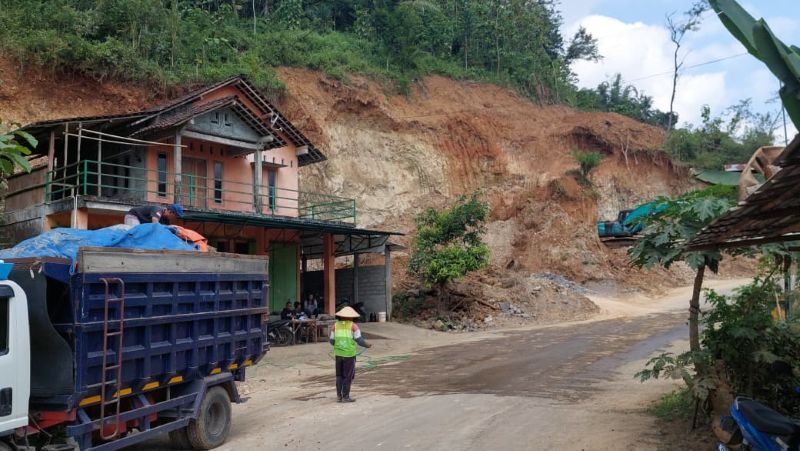 KERUSAKAN: Truk tambang dan petugas penjaga lalu lalang di area tambang berkedok agrowisata.
