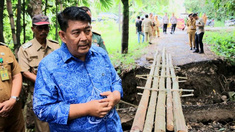 PENINJAUAN: Bupati Kulon Progo meninjau ruas jalan yang sedang masuk masa perbaikan.&nbsp;