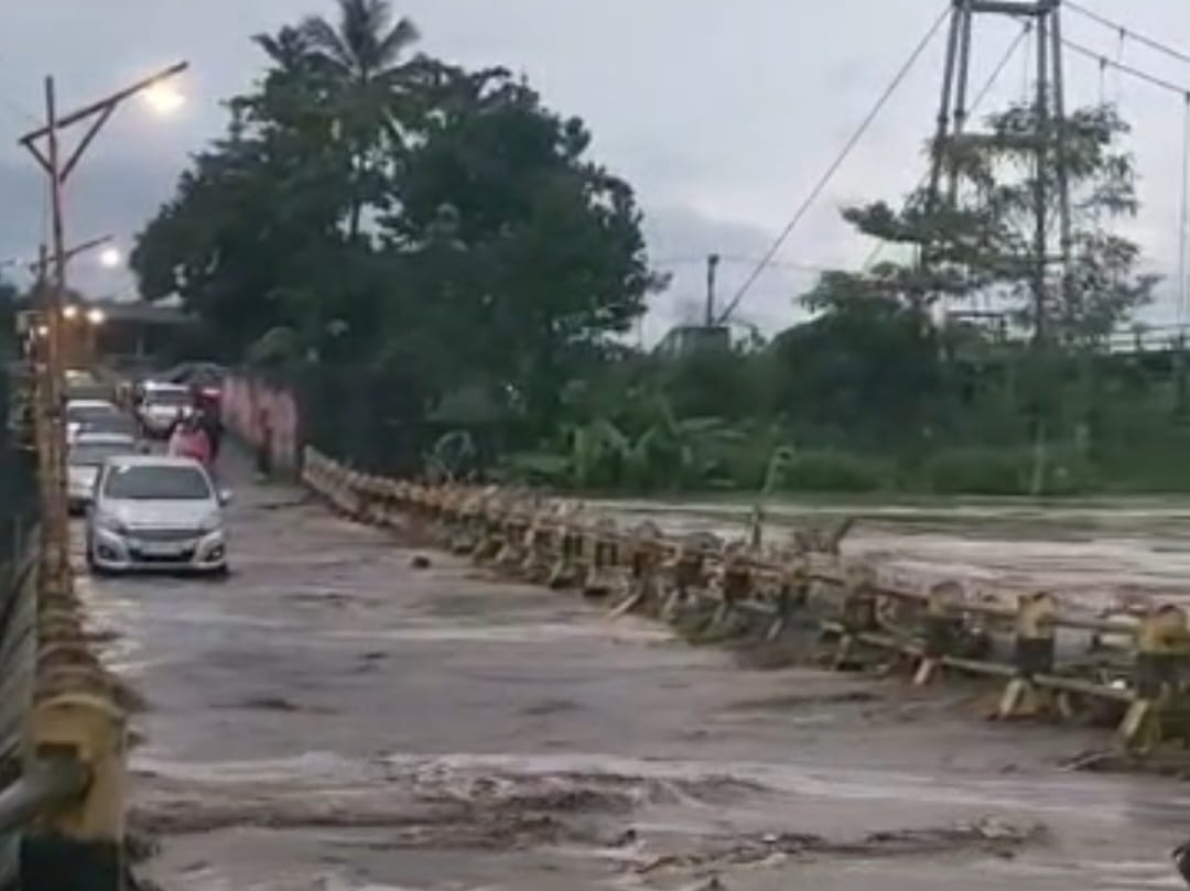TERDAMPAK: Banjir lahar hujan menerjang Sungai Pabelan, Mungkid dan mengakibatkan sejumlah kendaraan berhenti melintas, Selasa (3/3/2026). 
