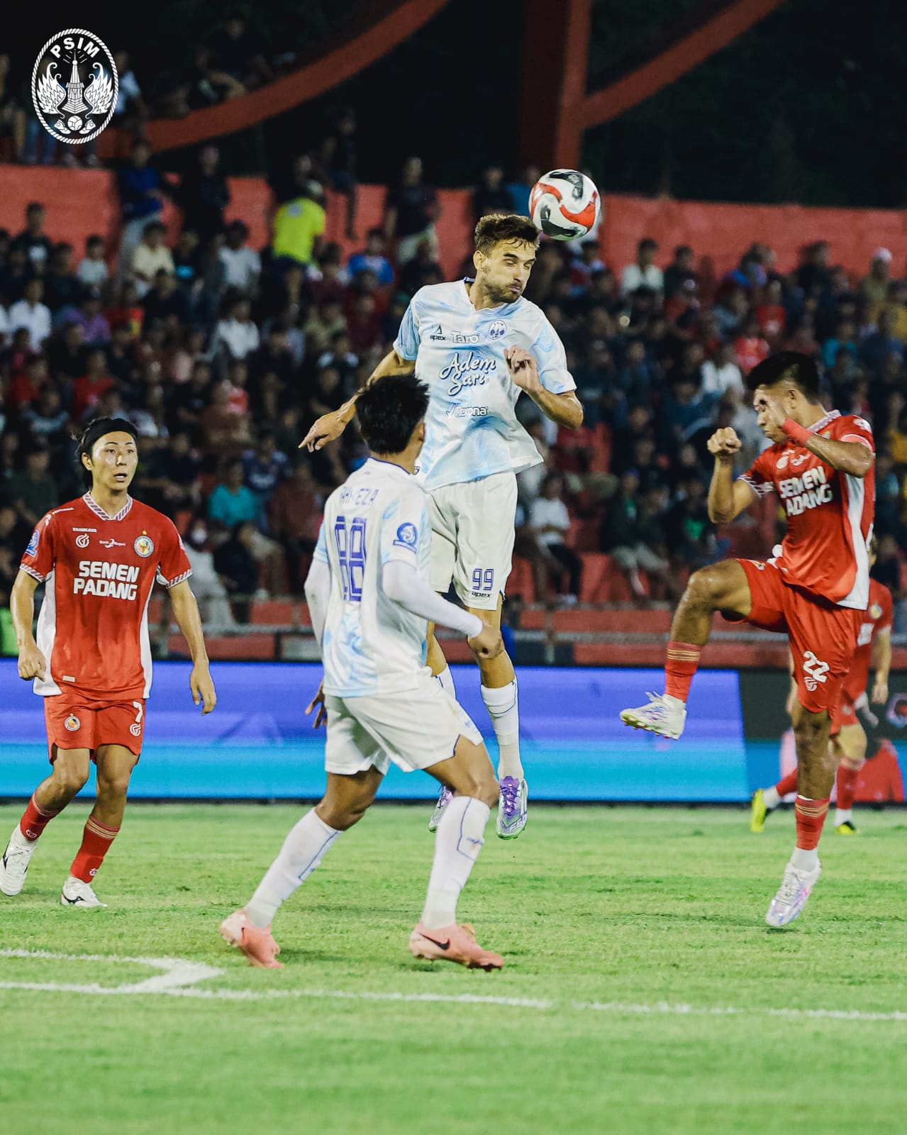pertandingan antara PSIM Jogja melawan Semen Padang FC&nbsp;  